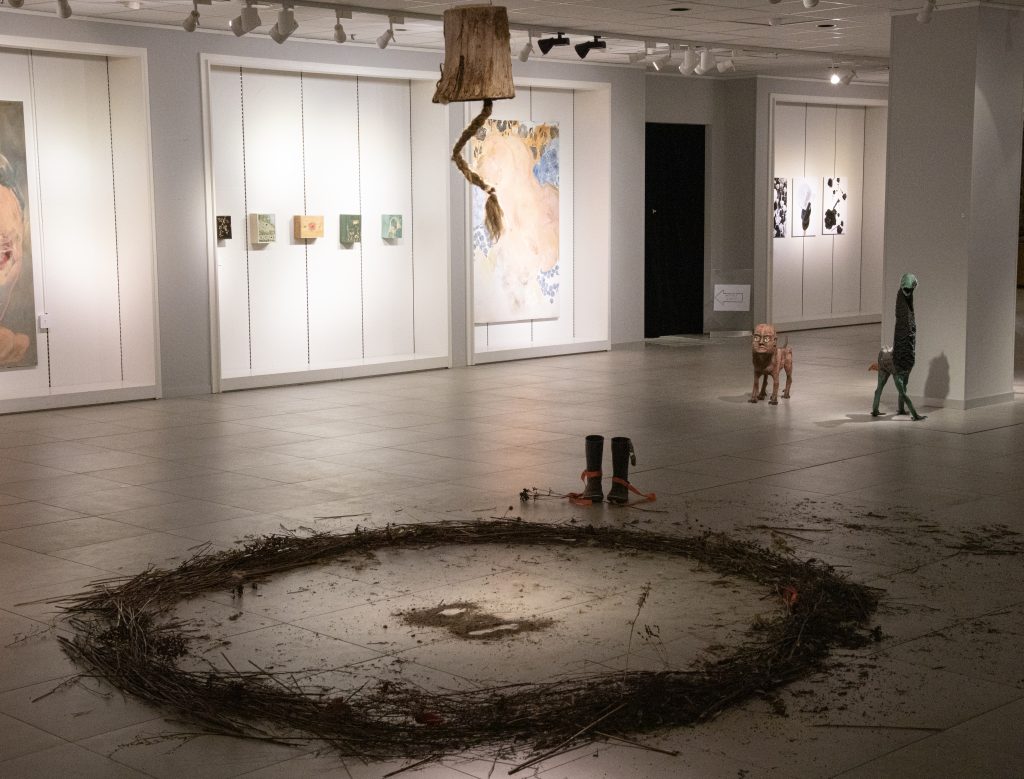 Luottosuhde | performanssi, installaatio | kanto, hius, naava, multa, talventörröttäjät, kumisaappaat, aurinkolasit,  sidontanauha, satiininauha, digitaalinen ääni | 3 m x 2 m x 3 m | 2025