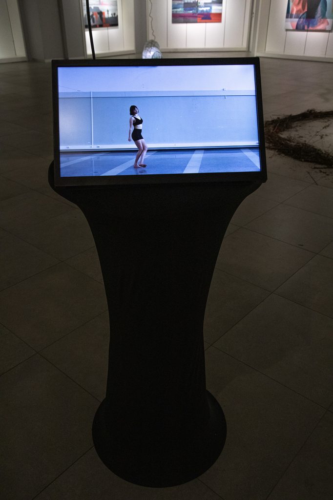 Tanssia tyhjän päällä | performatiivinen videoinstallaatio | 17 min | 2025
