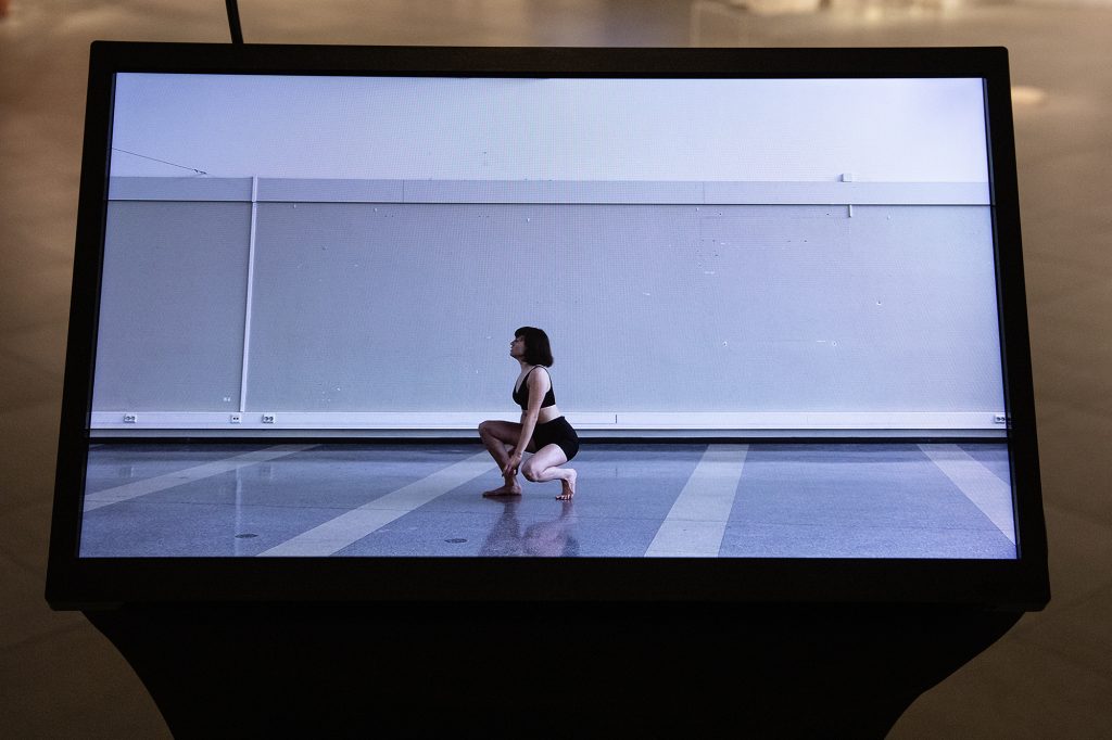Tanssia tyhjän päällä | performatiivinen videoinstallaatio | 17 min | 2025