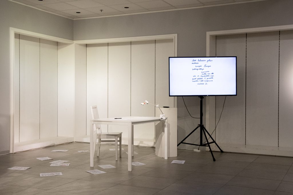 Mummi kirjoitti aina salakielellä | performanssi, installaatio | 2025