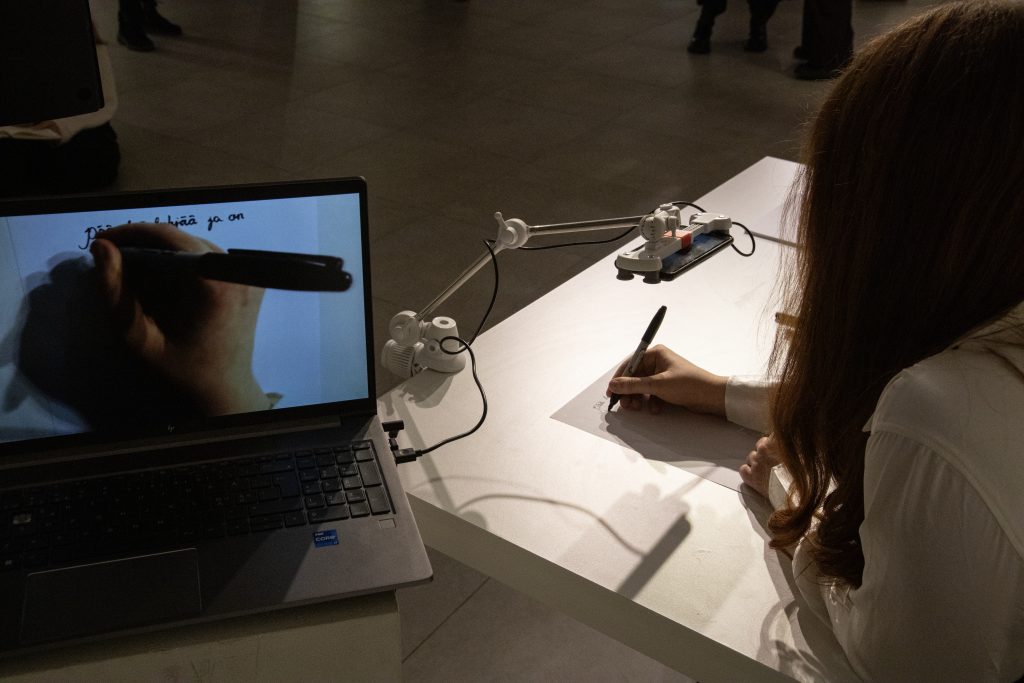 Mummi kirjoitti aina salakielellä | performanssi, installaatio | 2025