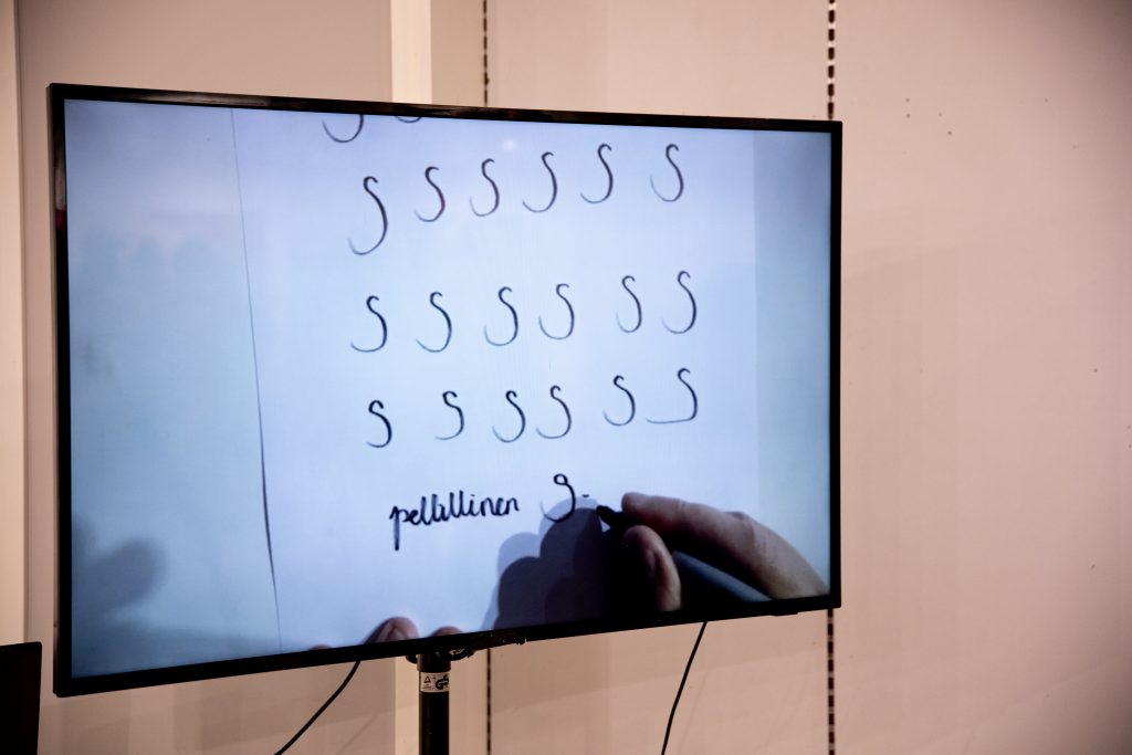 Mummi kirjoitti aina salakielellä | performanssi, installaatio | 2025