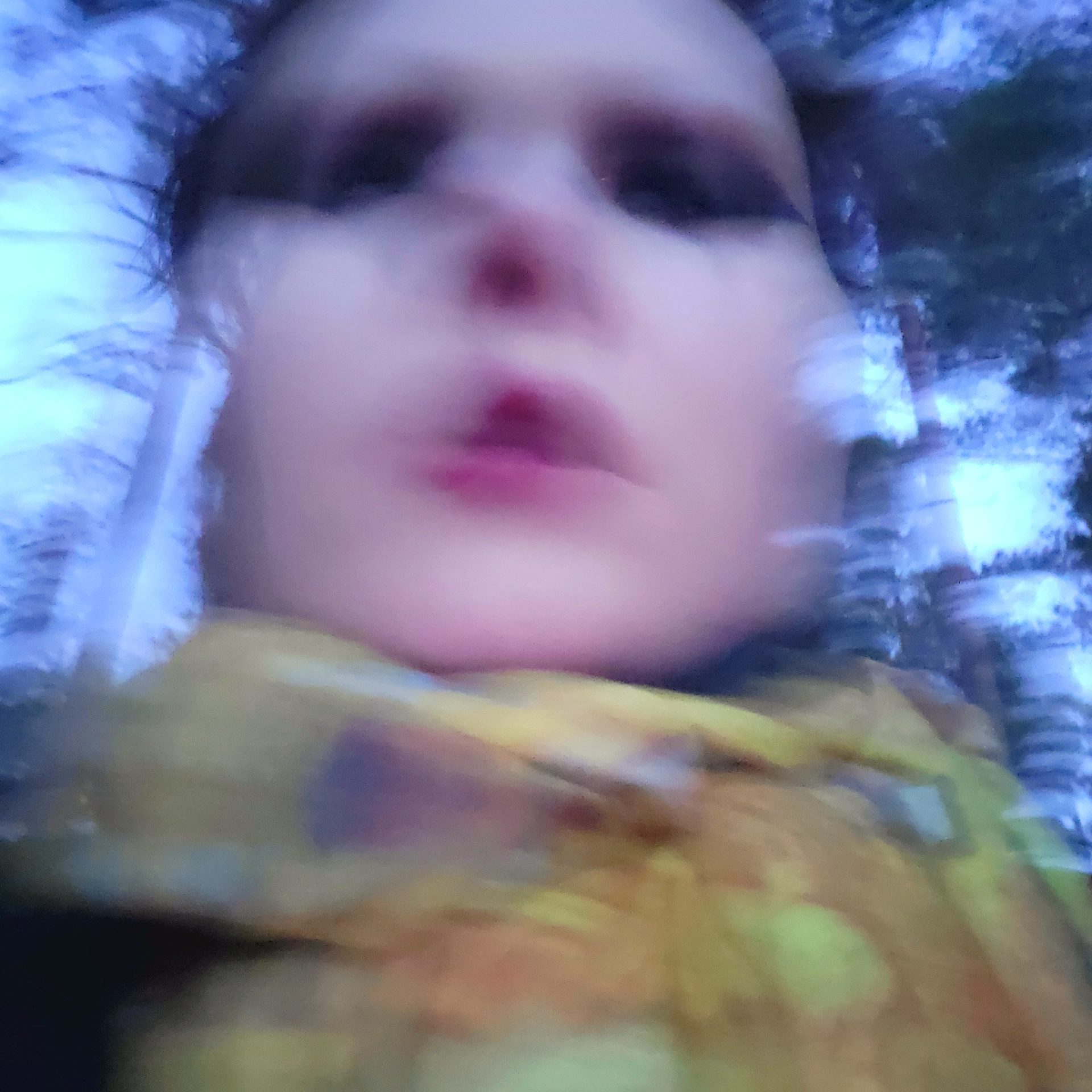 Valokuvassa kuvataiteilija Ruu Kivinen